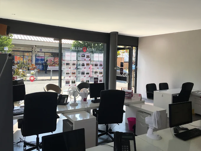 Delisa_Miller_inside_shop